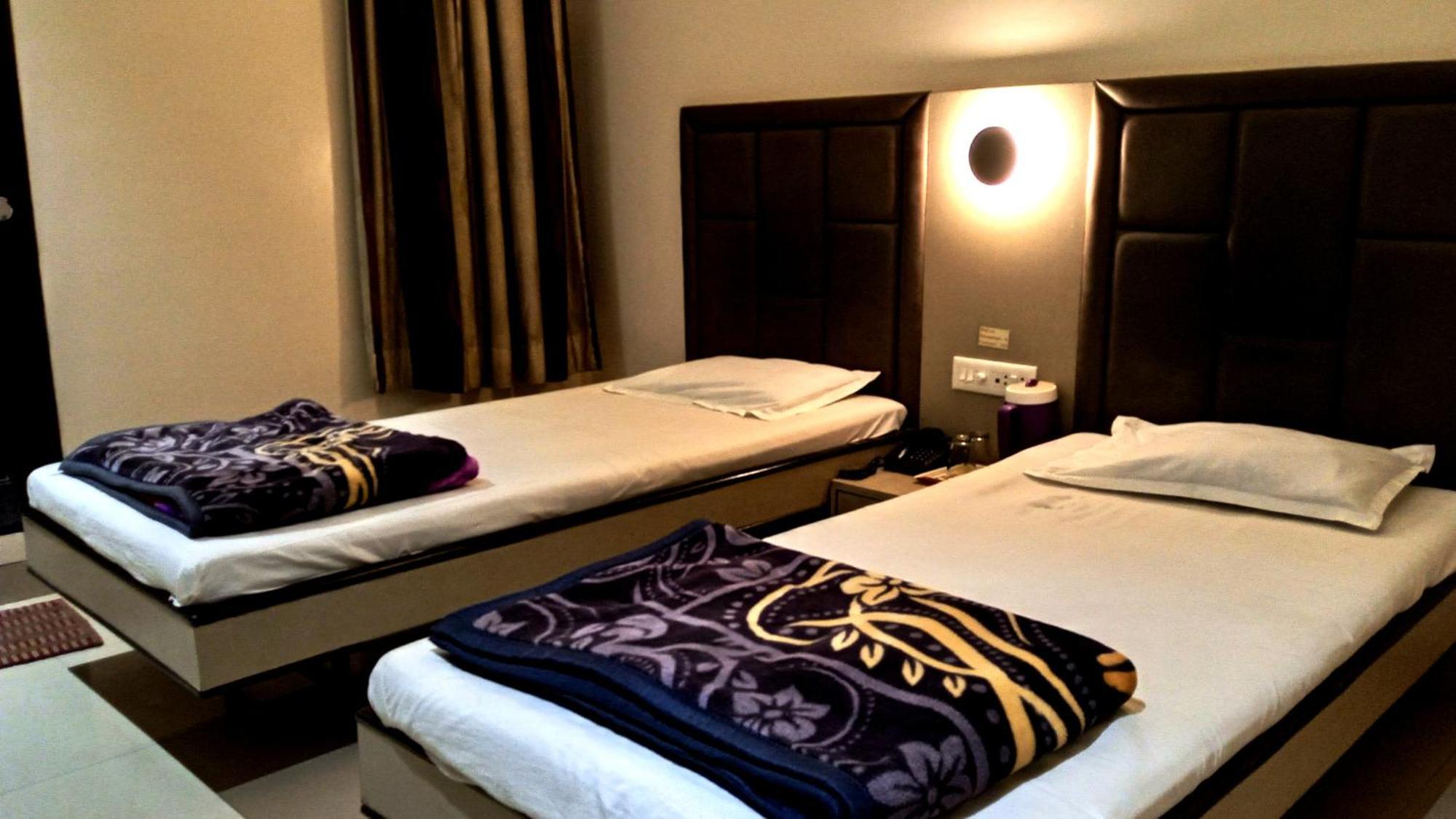 Hotel Ramniwas Jalgaon Buitenkant foto