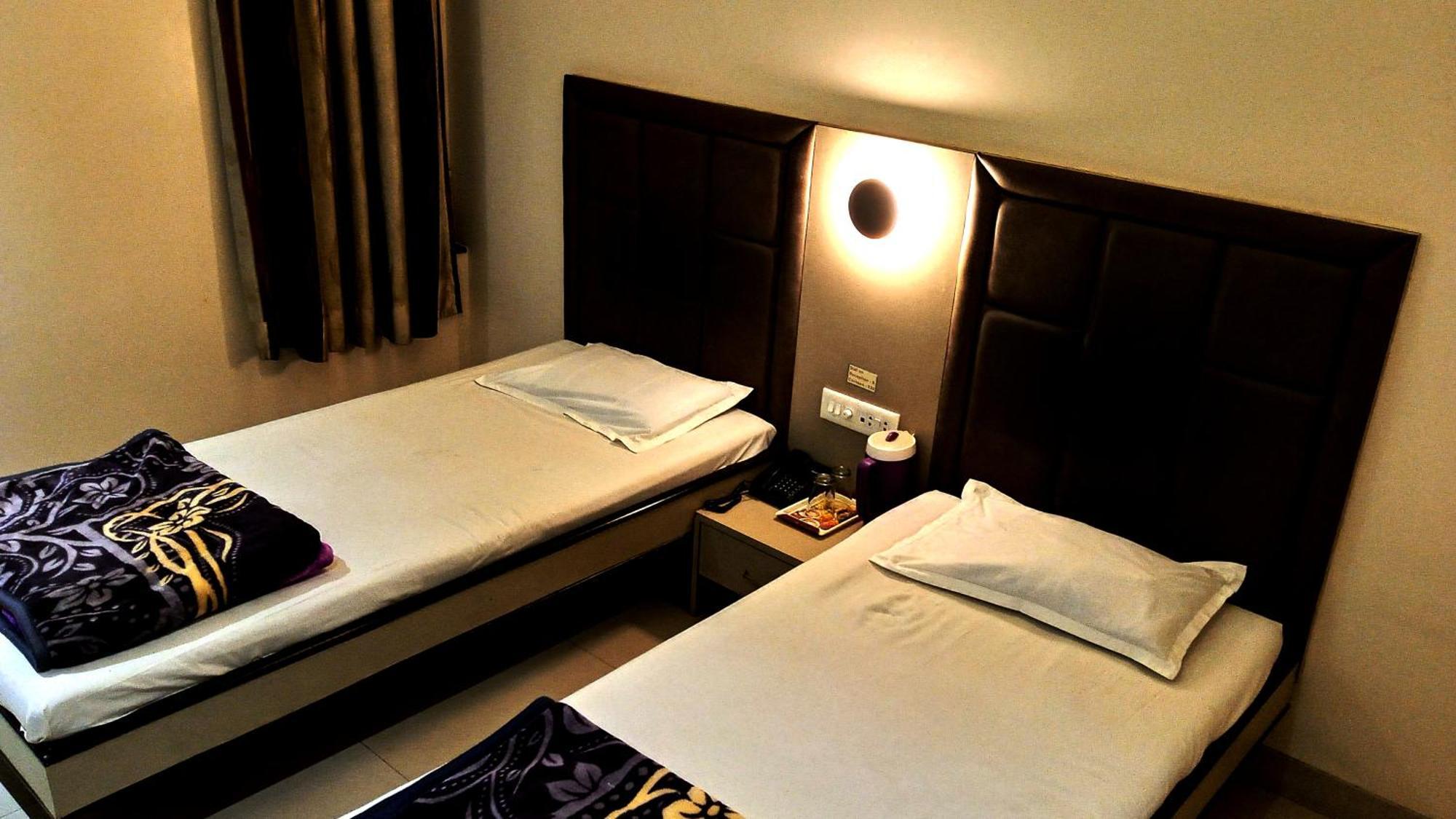 Hotel Ramniwas Jalgaon Buitenkant foto