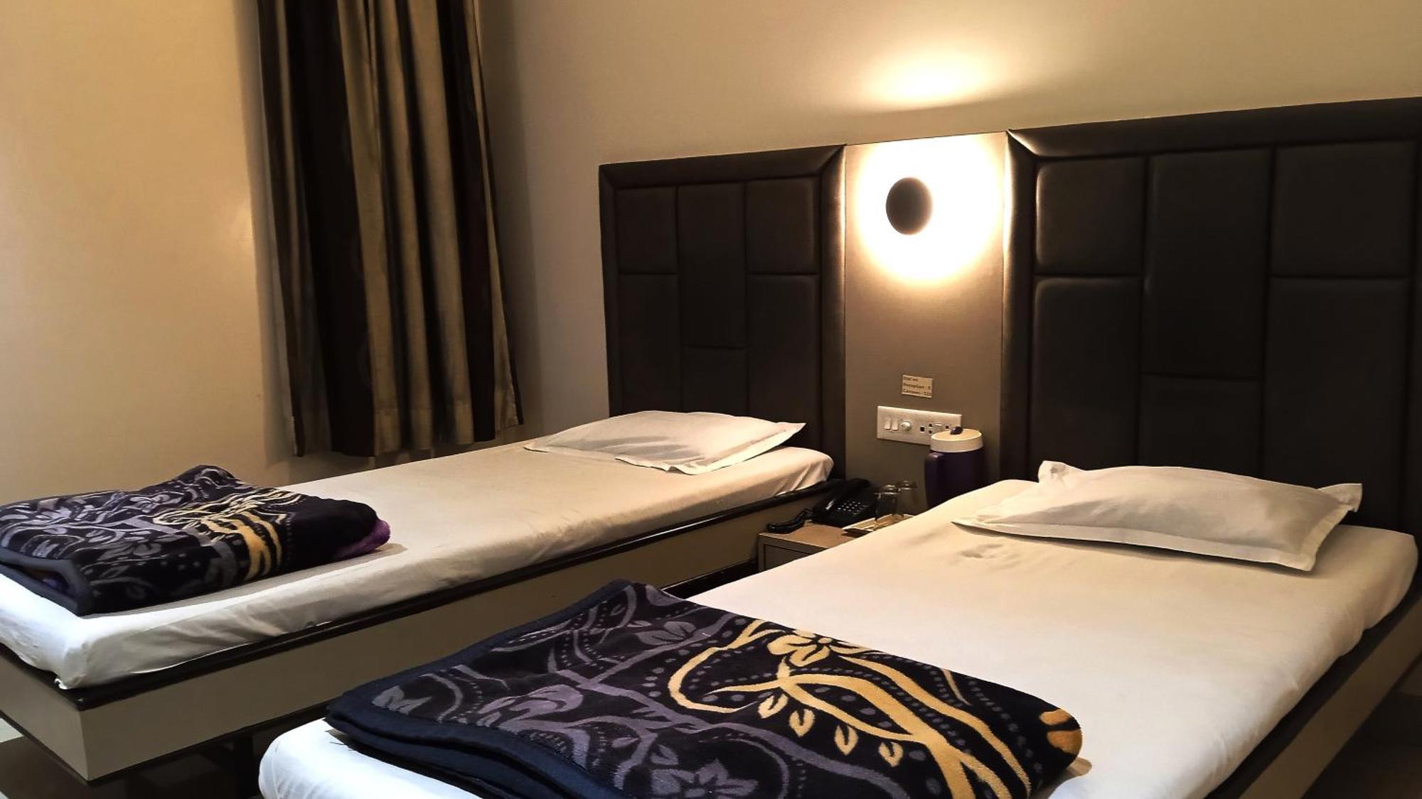 Hotel Ramniwas Jalgaon Buitenkant foto